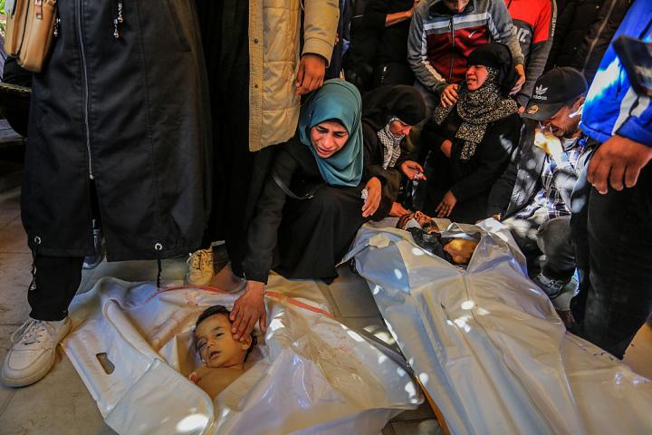 Imagen de menores palestinos víctimas de bombardeos israelíes, en la Franja de Gaza.