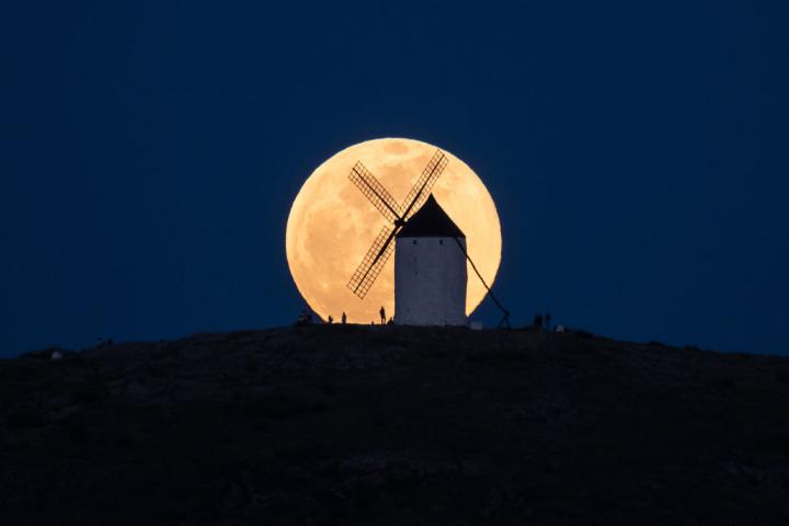 La luna llena de abril, conocida como 'Luna Rosa', ilumina un molino de Consuegra, en Toledo.