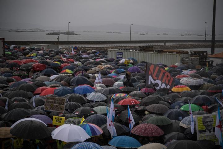 Miles de personas y centenares de embarcaciones salen a protestar en A Pobra do Caramiñal (Coruña) contra el proyecto industrial de una macropapelera de la multinacional lusa Altri en Palas de Rei (Lugo).