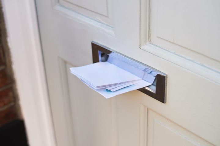 Un buzón repleto de cartas, una señal clara para los ladrones de que la vivienda está vacía.