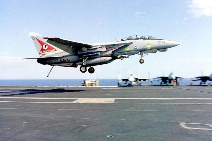 Un F-14 Tomcat aterriza en el portaaviones USS Theodore Roosevelt