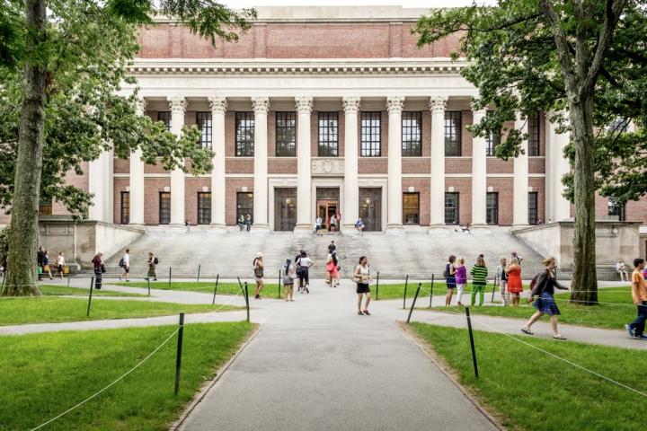 Vista del campus de la Universidad de Harvard, con algunos turistas y estudiantes.