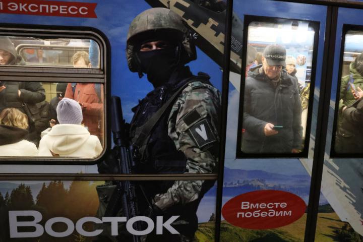 Anuncio para animar a sumarse al ejército ruso en el metro de Moscú.