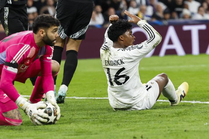 El delantero brasileño del Real Madrid, Endrick, se lamenta en una jugada durante el partido de vuelta de cuartos de final de Champions ante el Arsenal