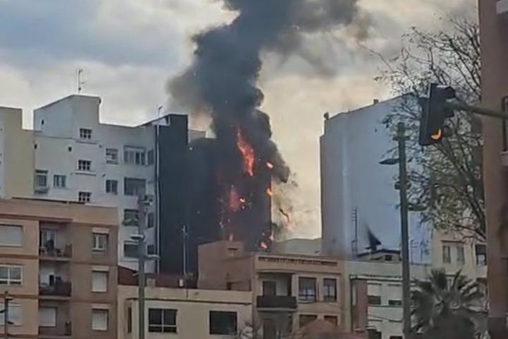 Imagen cedida a Europa Press del incendio en el edificio de Castellón de este miércoles.