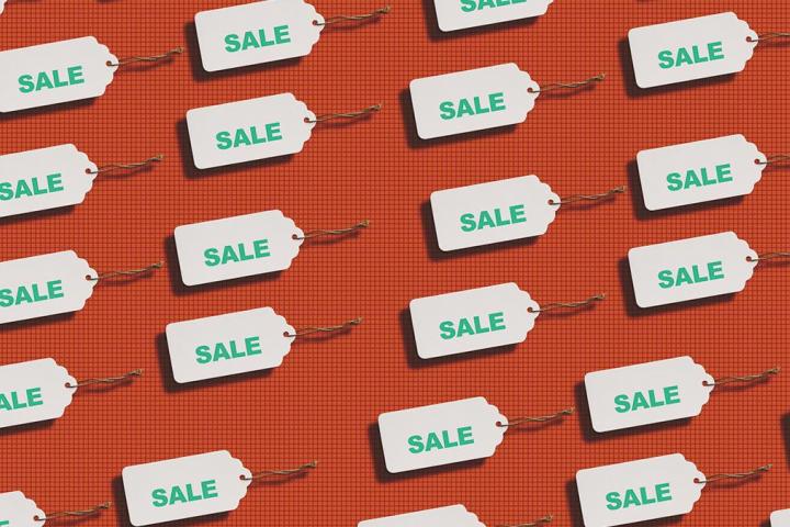 carteles de rebajas sobre fondo rojo