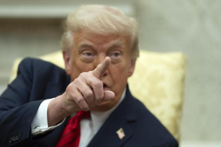 El presidente de EEUU, Donald Trump, durante su encuentro con la primera ministra italiana, Giorgia Meloni, el 17 de abril