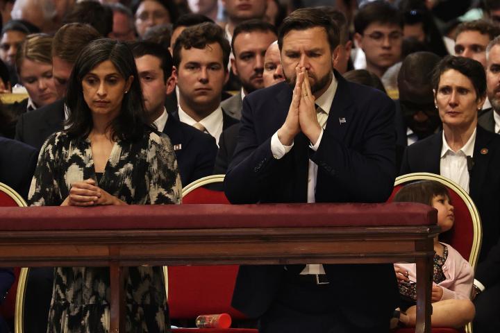 El vicepresidente de EEUU JD Vance,su mujer y sus hijos participan en la Pascua el Viernes Santo en la basílica de San Pedro del Vaticano