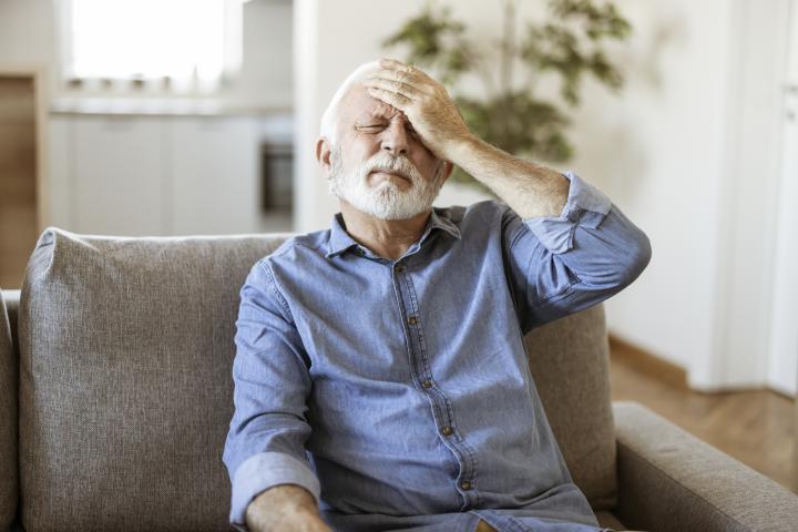 Señor con malestar.