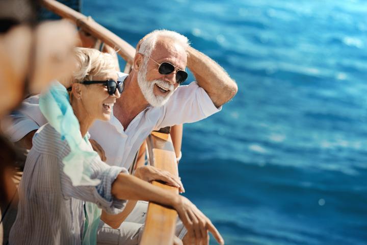 Una pareja madura disfruta de un crucero.