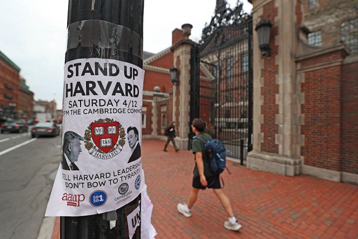 El cartel que anuncia una protesta  en la Universidad de Harvard.