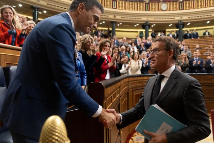 Feijóo saluda a Sánchez tras la investidura en el Congreso