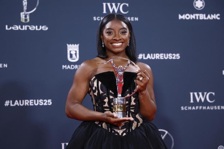 La gimnasta estadounidense Simone Biles posa con su Premio Laureus a "Deportista mundial del año"
