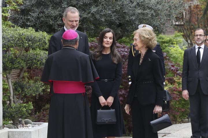 Los reyes Felipe y Letizia y la reina Sofía, en la Nunciatura este martes 22 de abril de 2025 en Madrid.