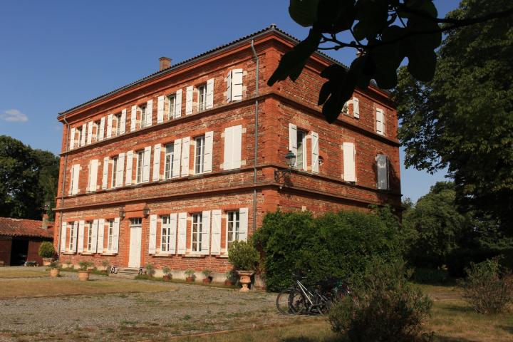 Exterior del caserón que se han comprado 14 jubilados británicos en Francia