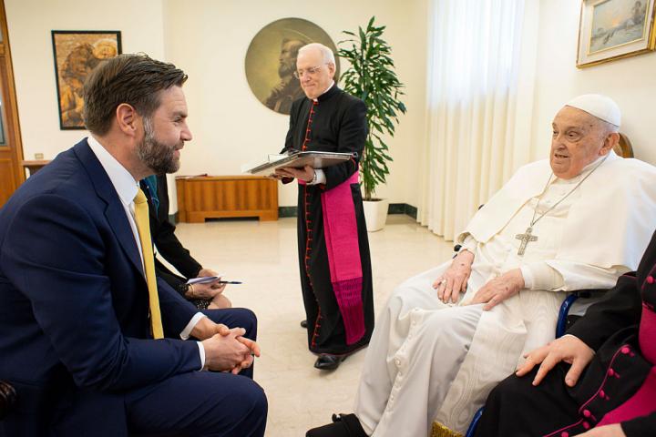 J. D. Vance, acompañado de su esposa, visita al papa Francisco el pasado domingo 20 de abril