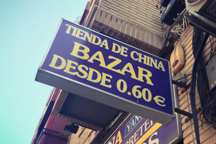 Señal de un bazar chino en España