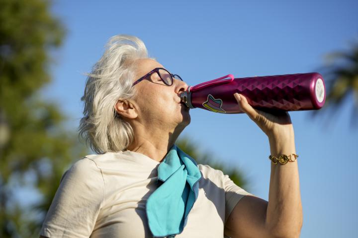 Una mujer haciendo deporte.