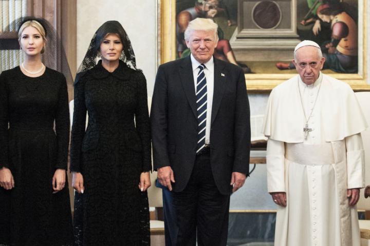 El mandatario estadounidense, Donald Trump, la primera dama, Melania Trump, y su hija Ivanka; en un encuentro con el papa Francisco, en mayo de 2017, durante la primera Administración Trump.