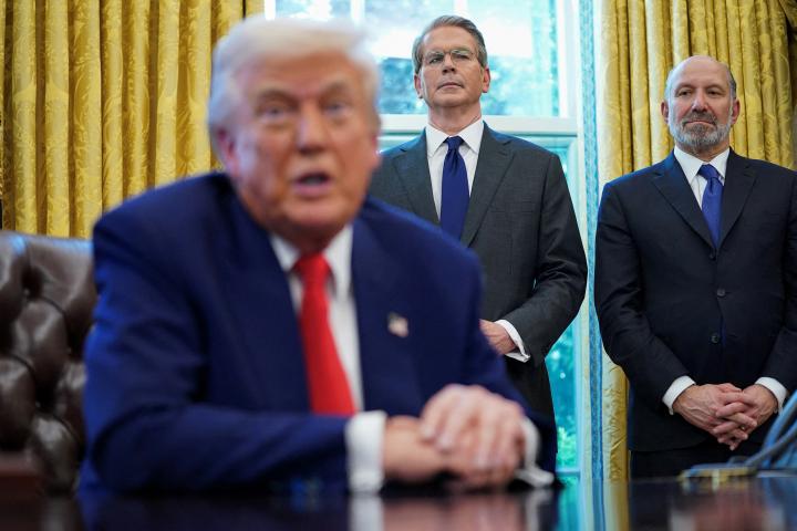 El secretario de Comercio de EE. UU., Howard Lutnick, y el secretario del Tesoro, Scott Bessent, observan mientras el presidente Donald Trump firma órdenes ejecutivas y proclamaciones en la Oficina Oval.