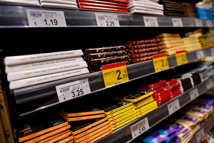 Estantería del pasillo de los chocolates de un supermercado europeo.