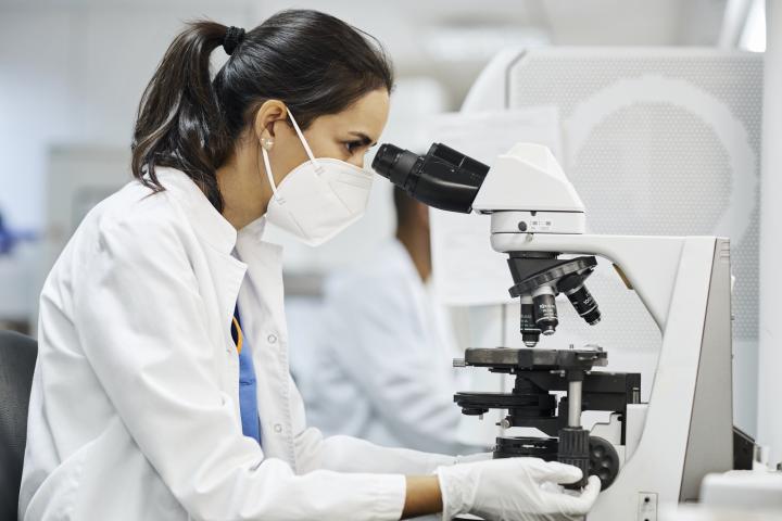 Investigadora en el laboratorio.