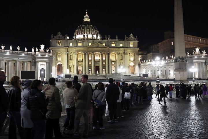 Miles de personas hacen horas de cola para dar el último adiós al papa Francisco
