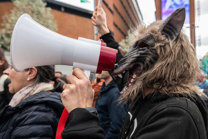 Protesta contra la caza del lobo ibérico convocada por PACMA.