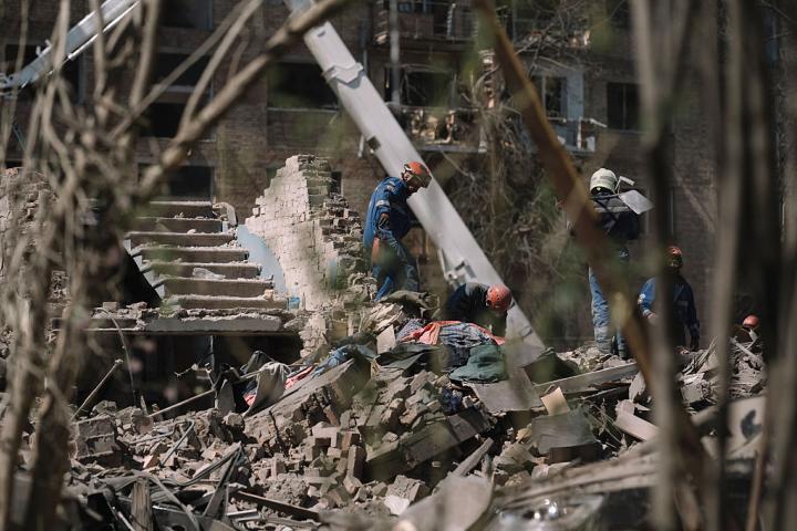 Restos de un edificio tras el bombardeo ruso sobre Kiev este 24 de abril