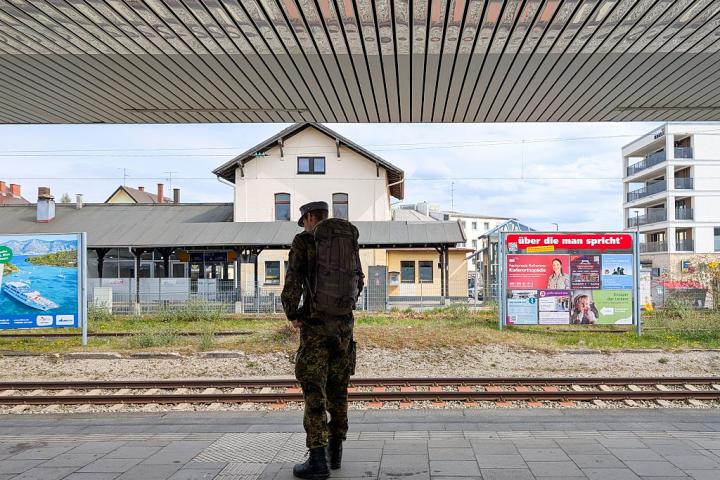 Un soldado espera en una estación alemana el tren que lo lleve a casa.