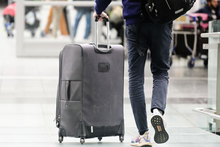 Un turista con maleta en un aeropuerto, en una imagen de archivo