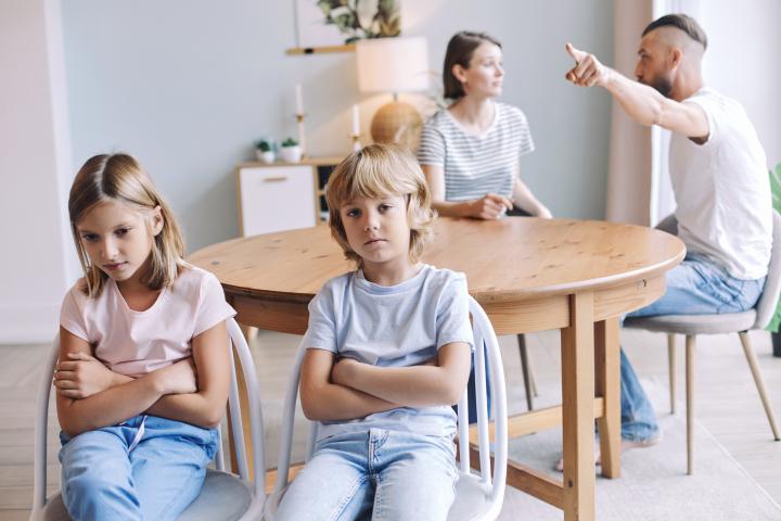 Una pareja discute en presencia de sus hijos.