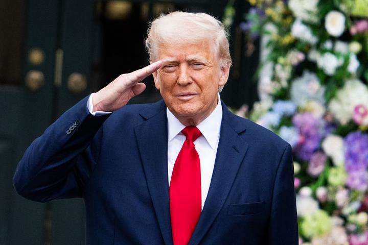 Donald Trump realiza el saludo militar en un acto oficial en la Casa Blanca