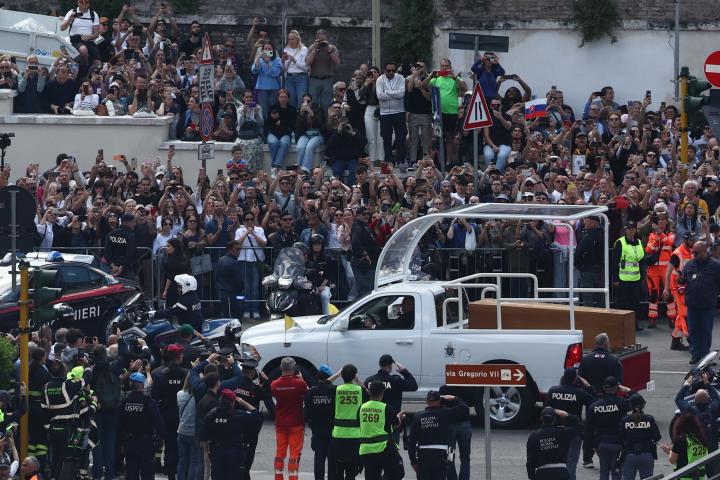El papamovil con los restos del papa Francisco.