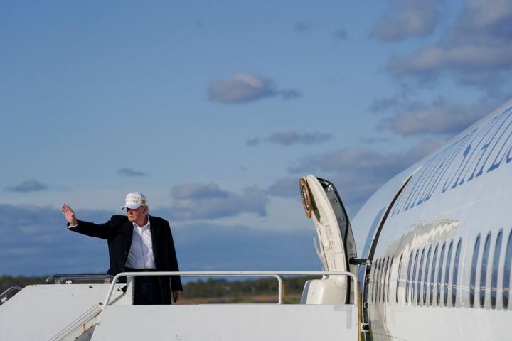 El presidente de EEUU, Donald Trump, a punto de subirse al Air Force One.