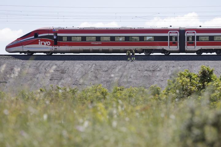 Un tren de Alta Velocidad permanece parado el las vías en Valencia, este lunes durante el masivo apagón sufrido por el sistema eléctrico en España.