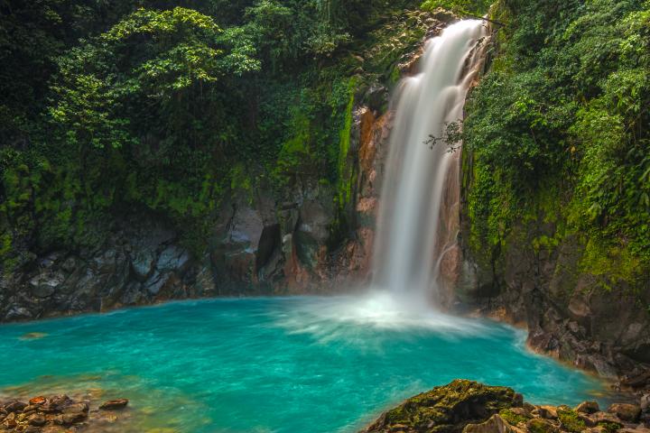 Una cascada de Río Celeste, en Costa Rica.
