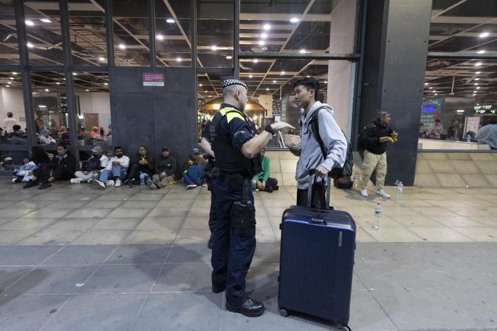 Pasajeros varados en la estación de Sants, en Barcelona