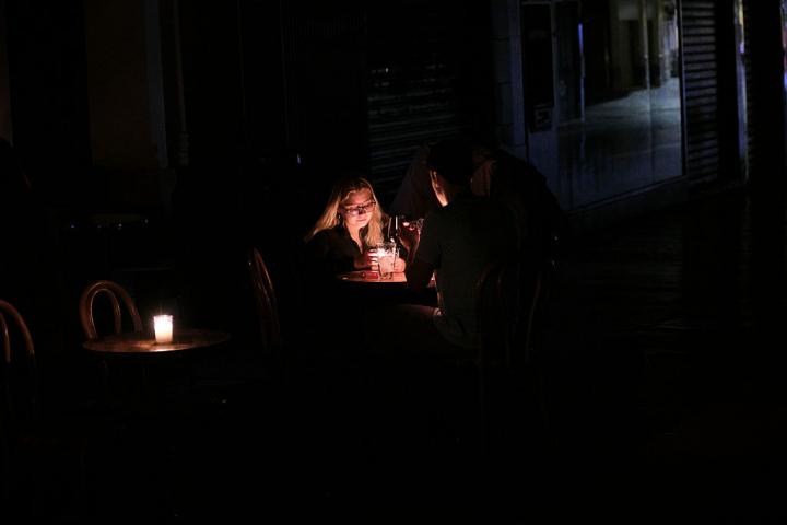 Unas personas, sin luz eléctrica en una casa de Málaga