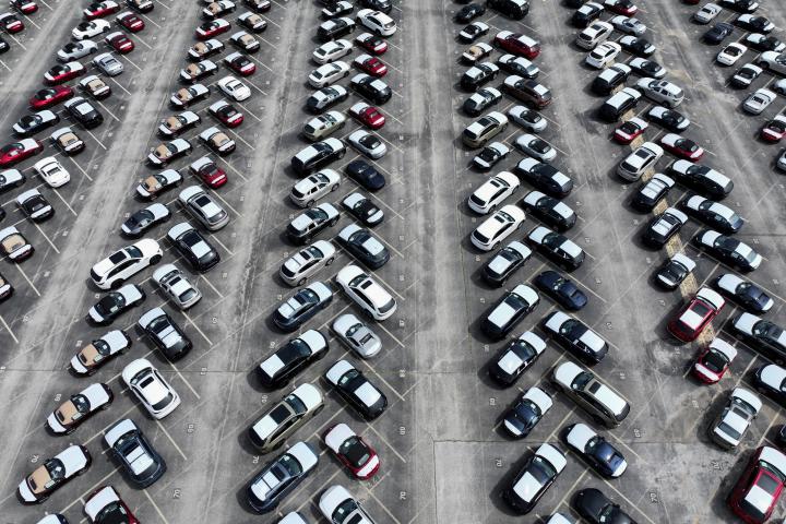 Vehículos importados y a punto de exportarse en el puerto de Baltimore.