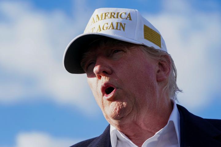 Donald Trump, con su gorra de color blanco, como la vestimenta del papa.