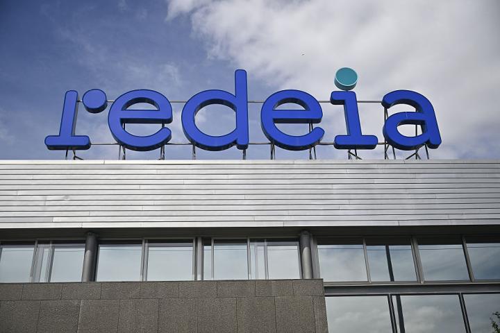 Imagen de archivo del logo de Redeia (matriz de Red Eléctrica Española) en los cuarteles generales, en Madrid.