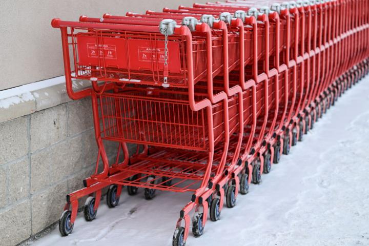 Imagen de una hilera de carritos de supermercados a la entrada del establecimiento.