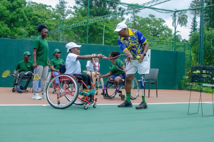 Niños practicando tenis en silla de ruedas en una de las academias de la Asociación Enrique Esteire In Memoriam