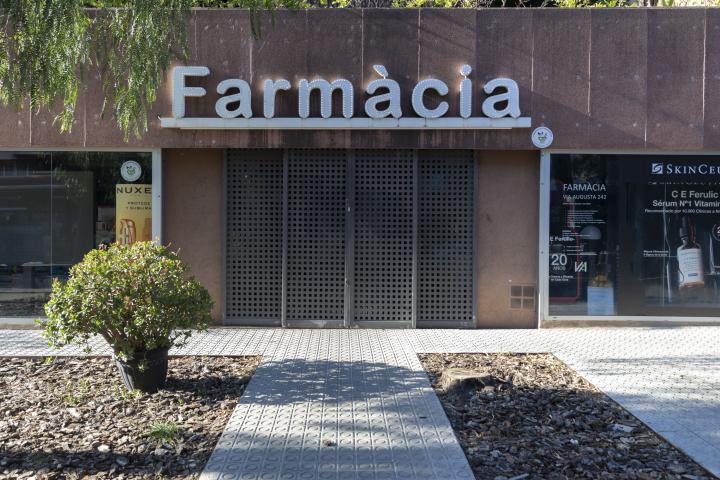 Vista de una Farmacia cerrada este lunes en Barcelona, durante el apagón masivo del sistema eléctrico en España.