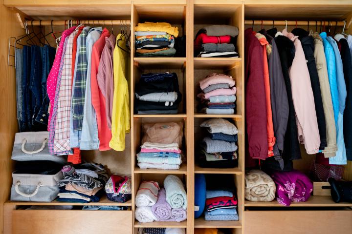 Imagen de archivo de un armario.