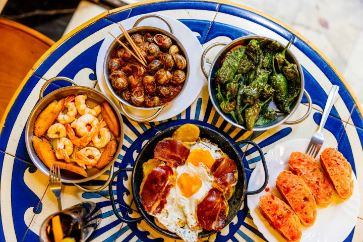 Platos con comida.