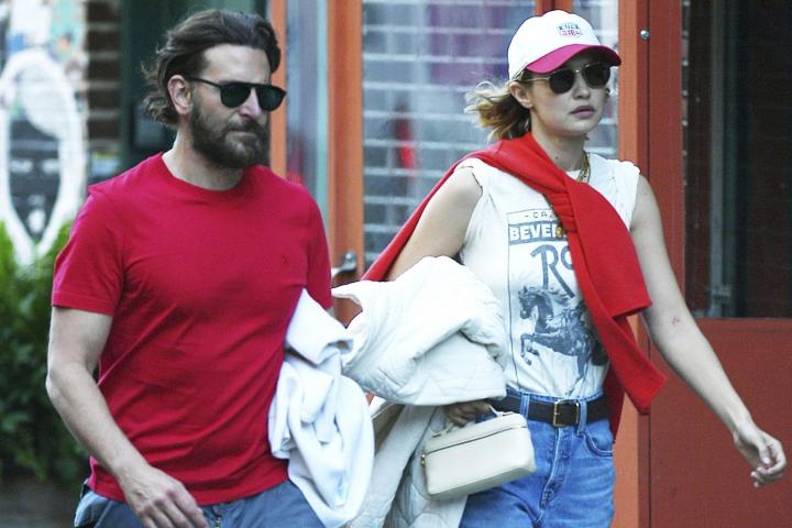 Bradley Cooper y Gigi Hadid, fotografiados en Nueva York.