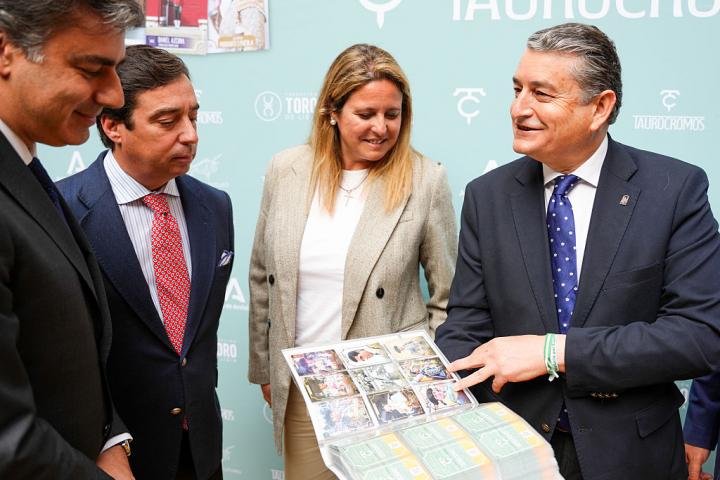 Imagen del acto de presentación de la nueva colección 'Taurocromos', apoyada por la Junta de Andalucía.