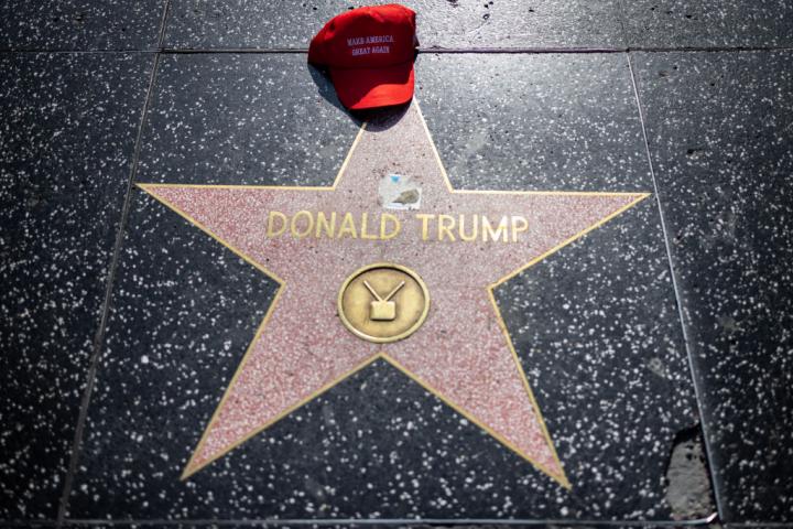 La estrella de Hollywood dedicada a Donald Trump en el famoso paseo de Los Ángeles.